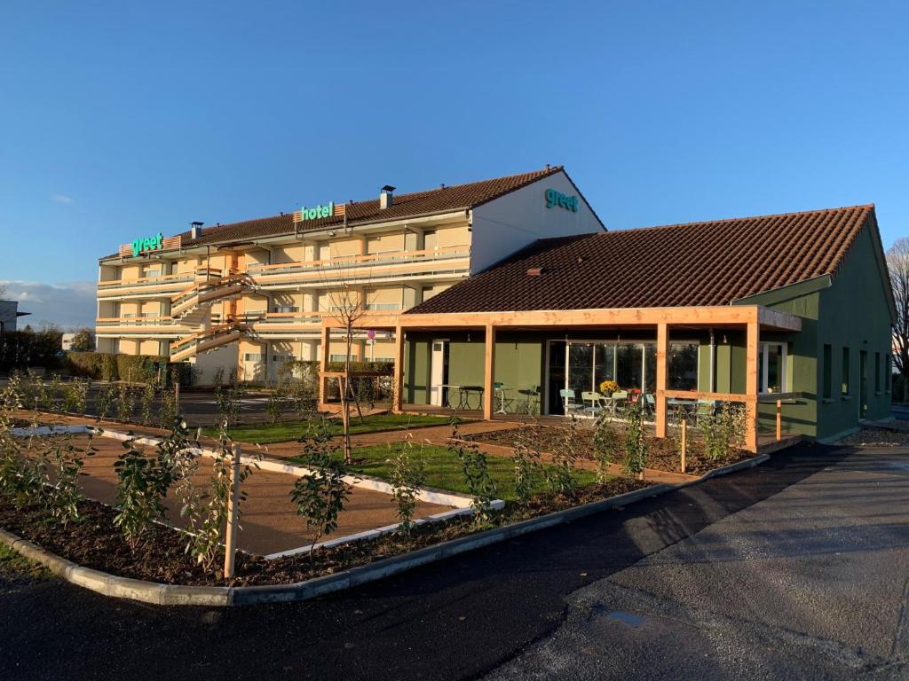 a building with a garden in front of it at greet Hotel Belleville en Beaujolais A6 in Belleville-sur-Saône