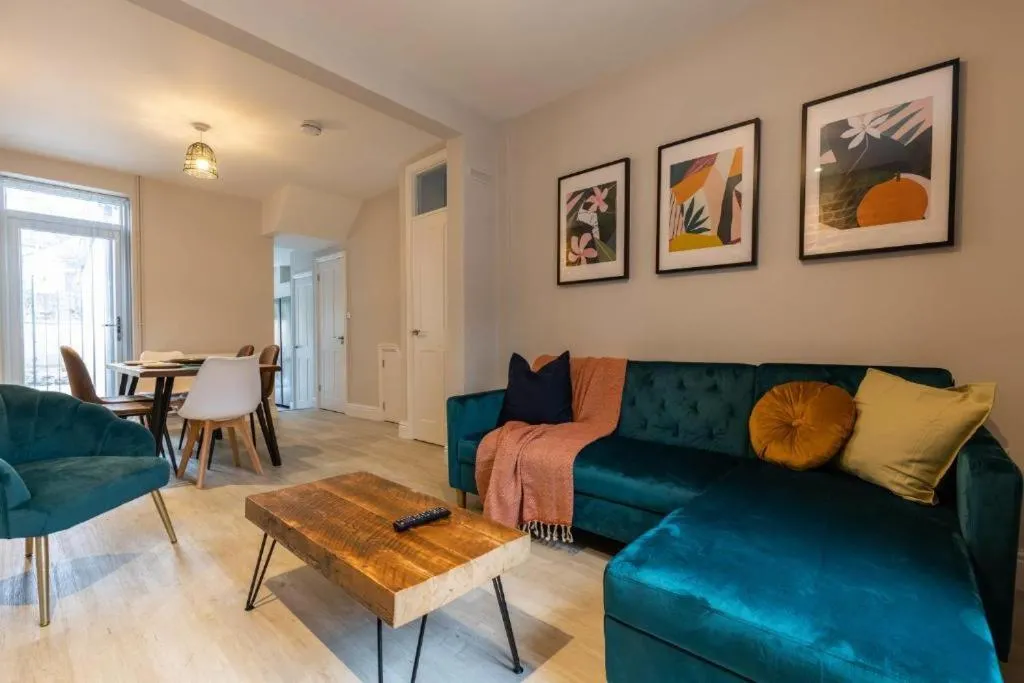 Contractor 3 Bed House Near City Centre and Stadiums with Parking