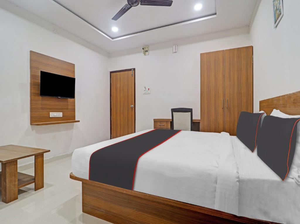 Säng eller sängar i ett rum på OYO Flagship S GRAND LODGE