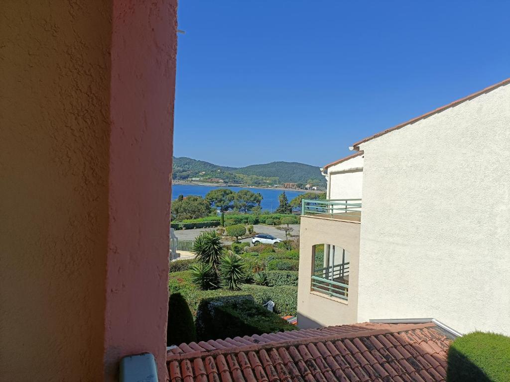 uitzicht op het water vanaf een balkon van een gebouw bij LES CORAUX AGAY in Agay - Saint Raphael