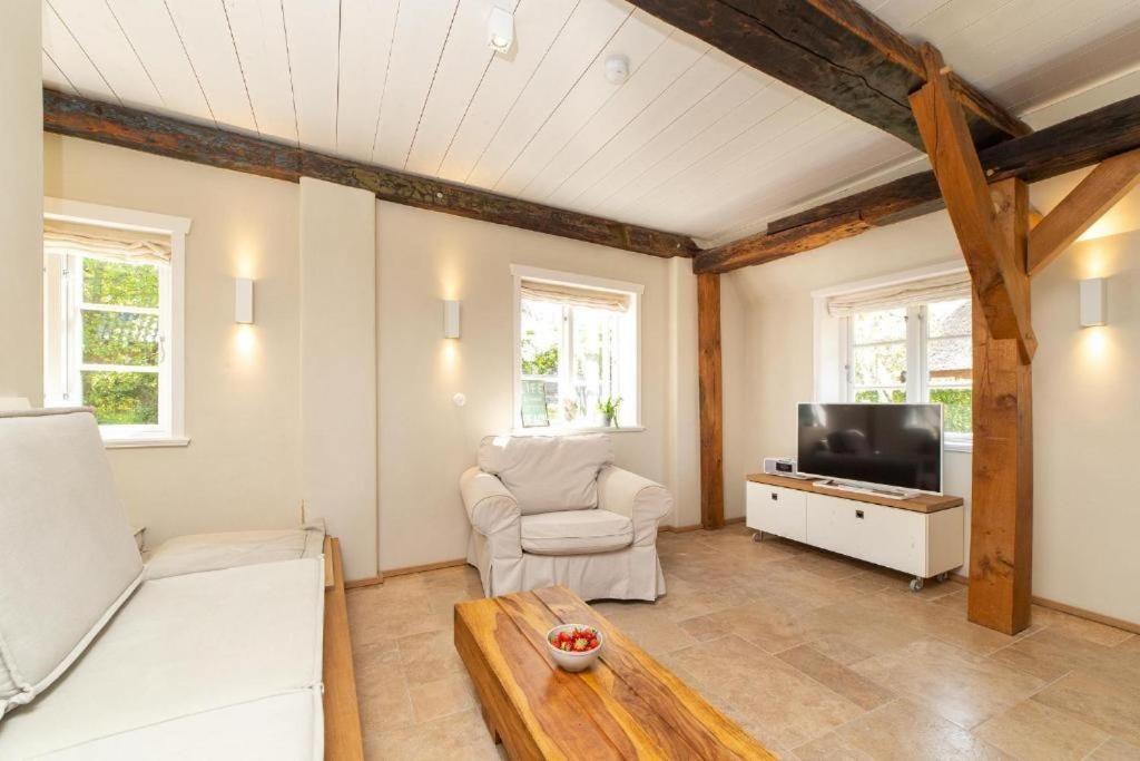 a living room with a couch and a tv at Welkimmen in Nebel