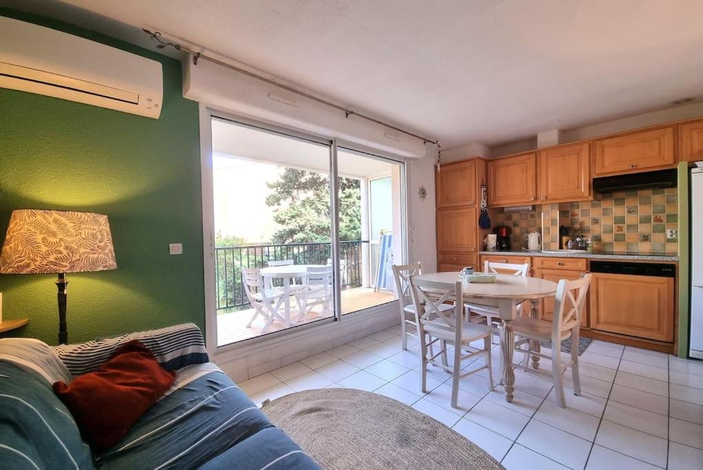 sala de estar con mesa y cocina con vistas. en Ô Saphir de Collioure - Proche plage - Garage, en Collioure