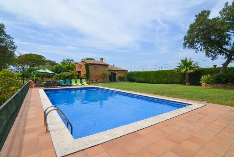 una piscina frente a una casa en Club Villamar - Massia Lucrecia, en Maçanet de la Selva