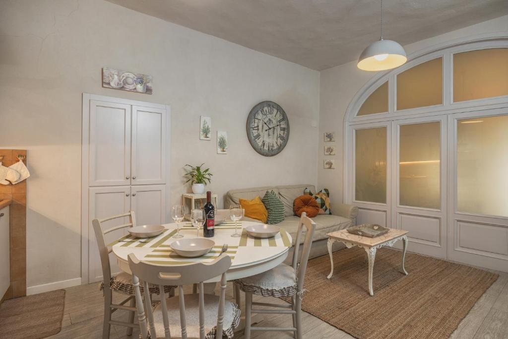 a living room with a table and a couch at "Casa Tarconte" nel cuore di Cortona in Cortona