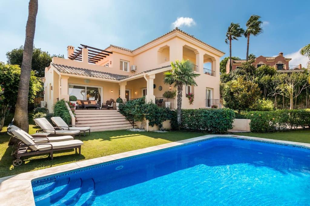 uma casa com piscina em frente a uma casa em El Castillo, a place to rest and enjoy em Sotogrande