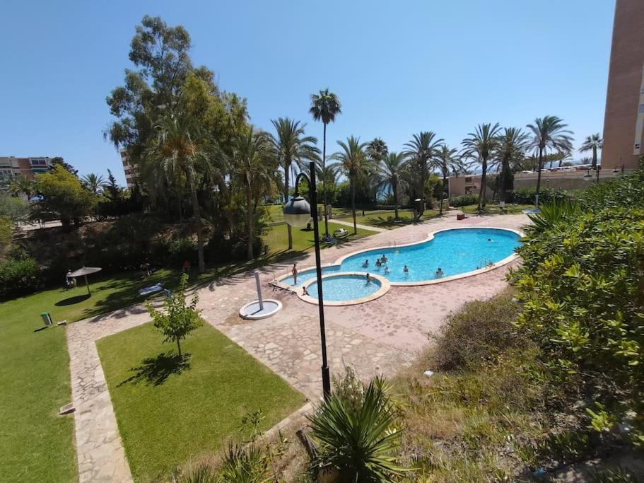 widok na basen w parku w obiekcie Encanto Mediterráneo,200m playa w mieście La Venteta