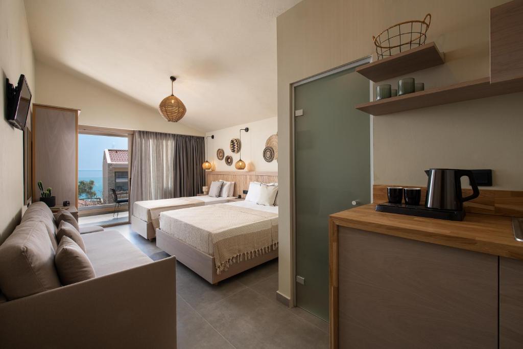 Postel nebo postele na pokoji v ubytování Castaway Suites - Studios Christos