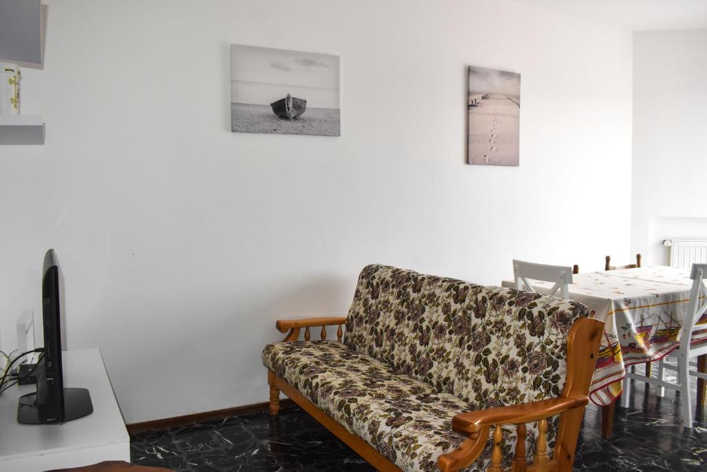 een woonkamer met een bank en een tafel bij Ciceri Properties Monte Zeda in Verbania