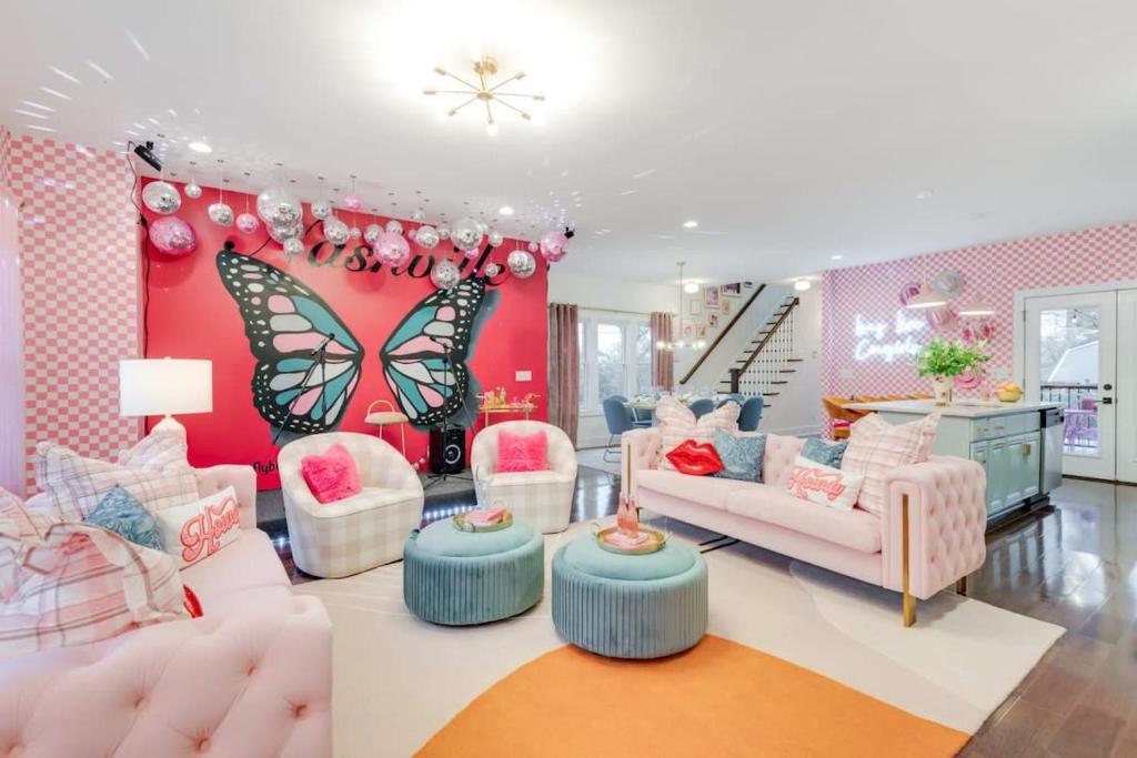 Butterfly BNB~Modern Luxury~Giant Rooftop~9Min DT في ناشفيل: غرفة معيشة مليئة بالاثاث وجدار الفراشات