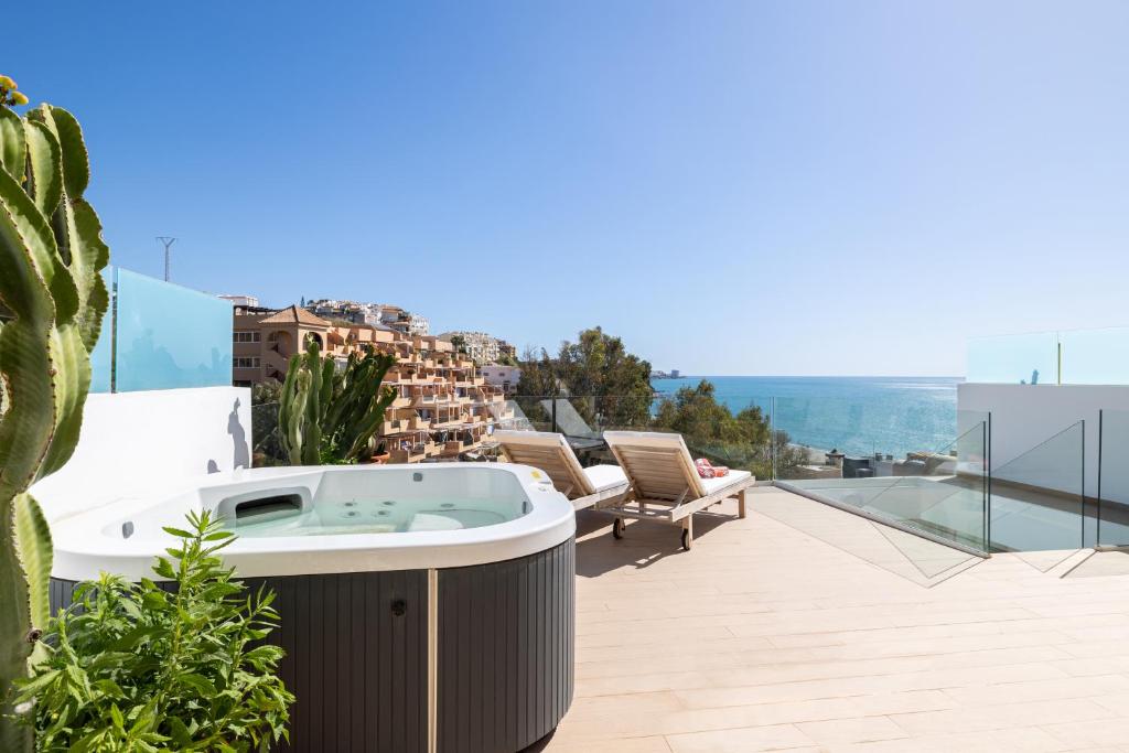 un jacuzzi en el balcón de una casa en Higuerón Rental Wave&Sun, en Fuengirola
