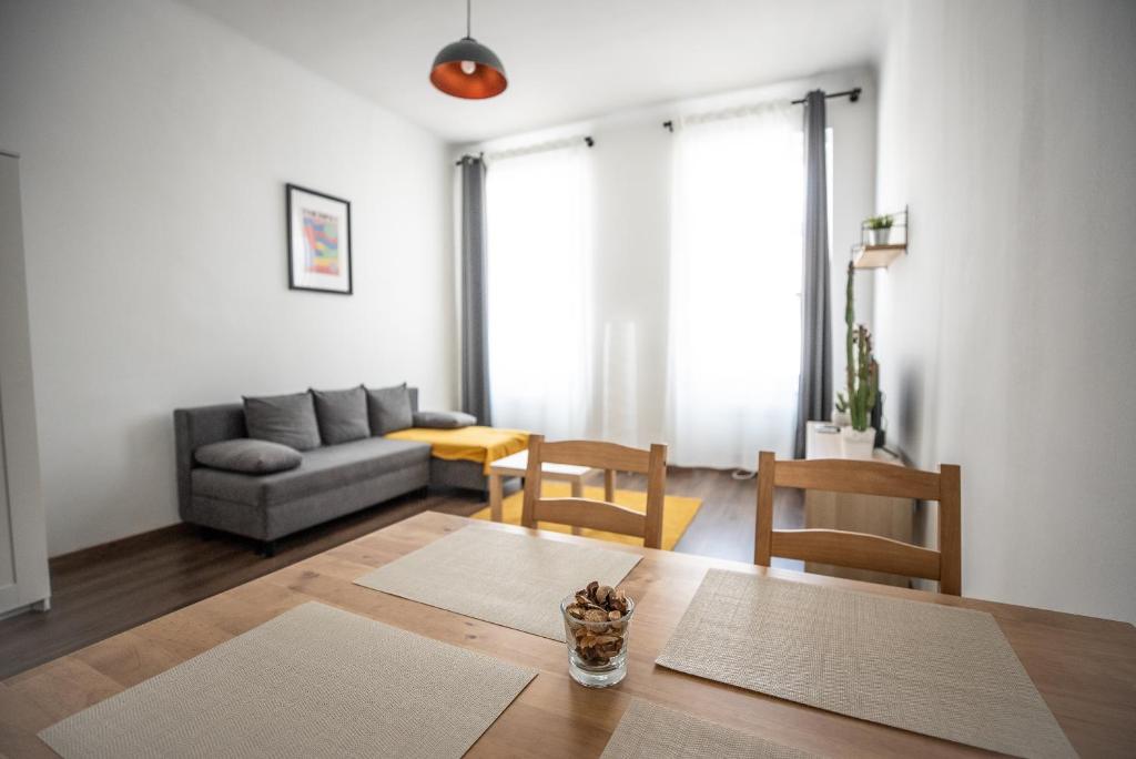 ein Wohnzimmer mit einem Sofa und einem Tisch in der Unterkunft Classy Creation Apartment in Budapest