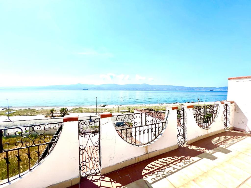 balcone con vista sull'oceano di Villa Pina 2 a Reggio di Calabria