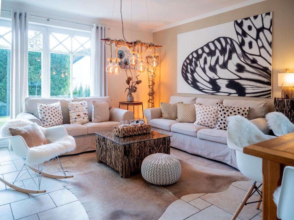 ein Wohnzimmer mit einem Sofa und einem Zebra-Gemälde in der Unterkunft Haus Ostseezwilling 2 in Zingst