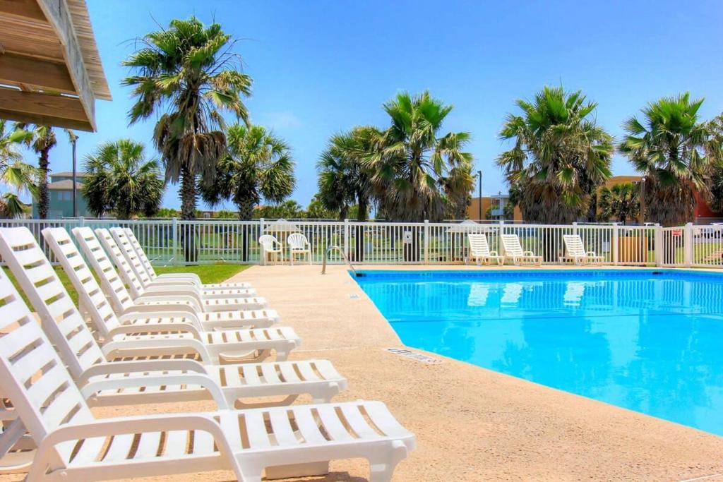 Bazén v ubytování Island Oasis (Island Retreat #1) nebo v jeho okolí