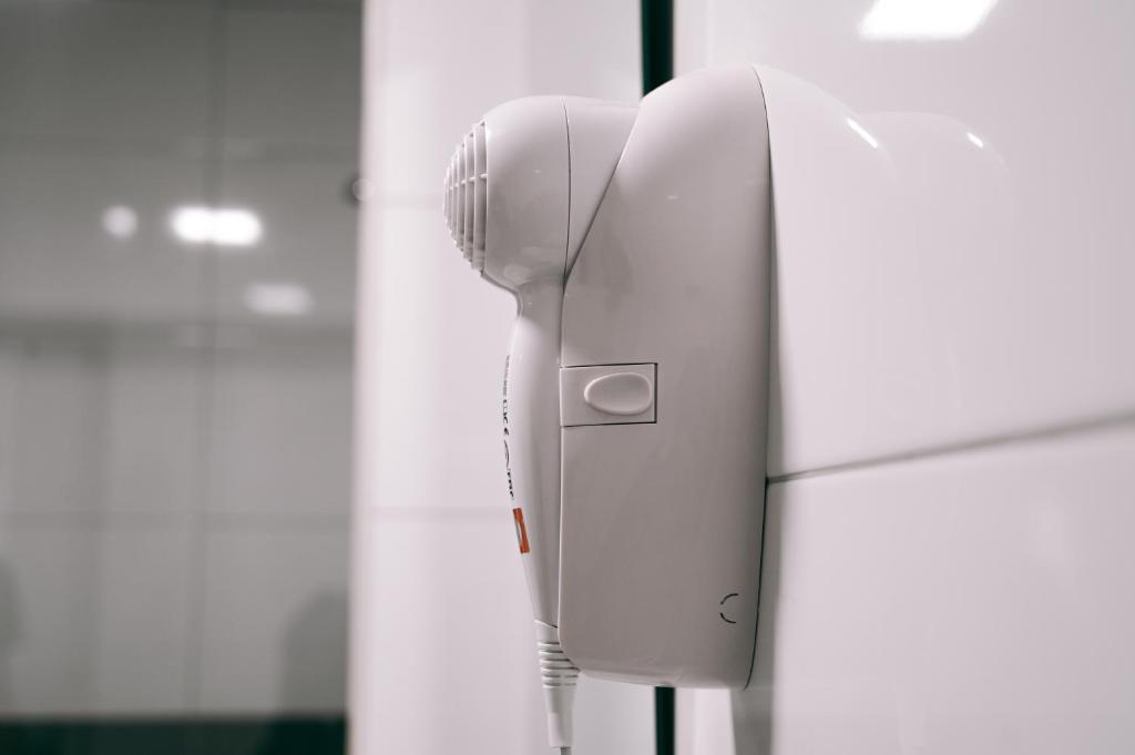 un téléphone suspendu sur un mur dans un bureau dans l'établissement Sweet Water Caminito del Rey, à Carratraca