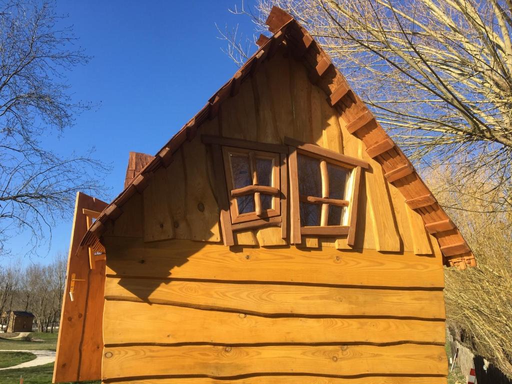 a log cabin with two windows on the roof at L&#39;Escale des Châteaux de la Loire in Angé