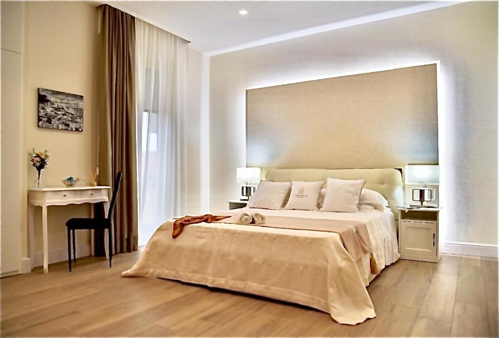 1 dormitorio con 1 cama grande y escritorio en Pompei Luxury Suite en Pompei