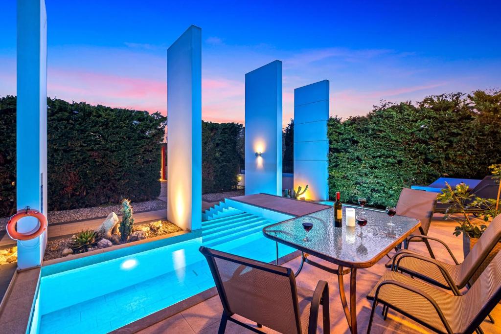 The swimming pool at or close to Almond Villa