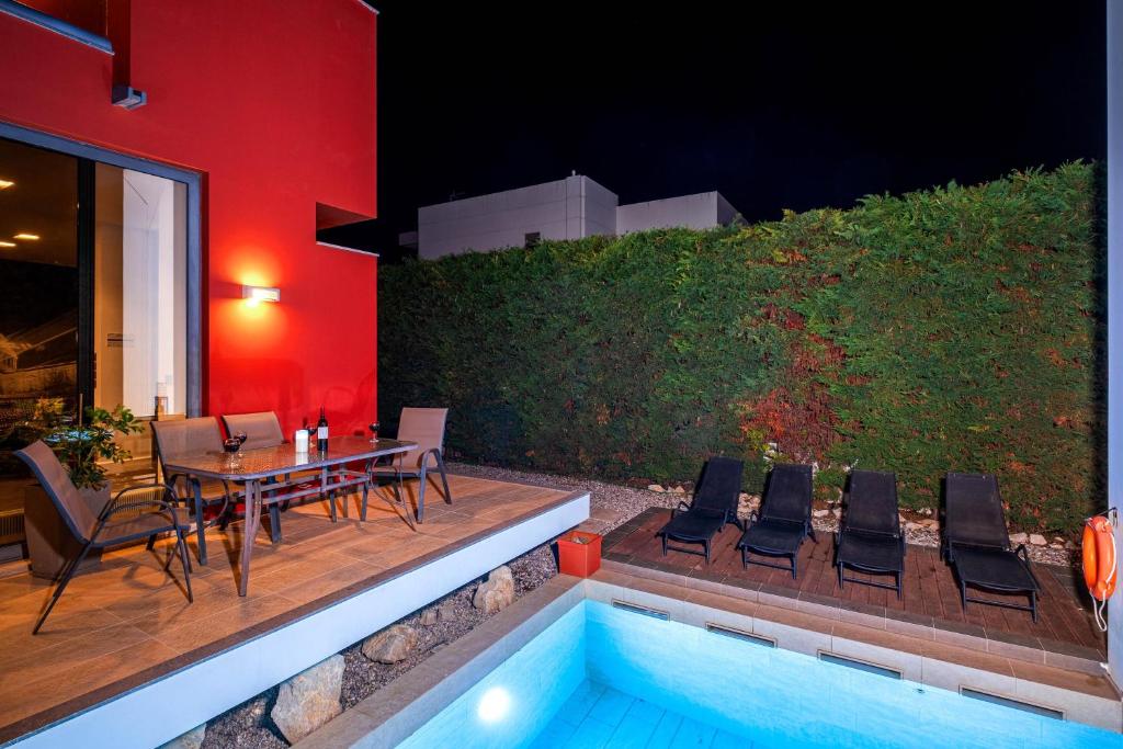 The swimming pool at or close to Almond Villa