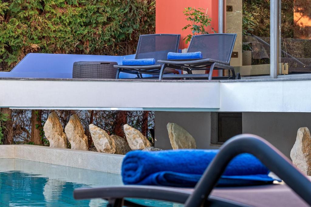 The swimming pool at or close to Almond Villa