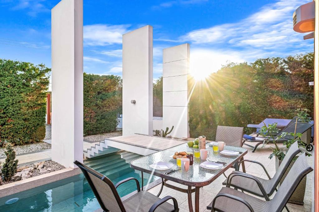 The swimming pool at or close to Almond Villa