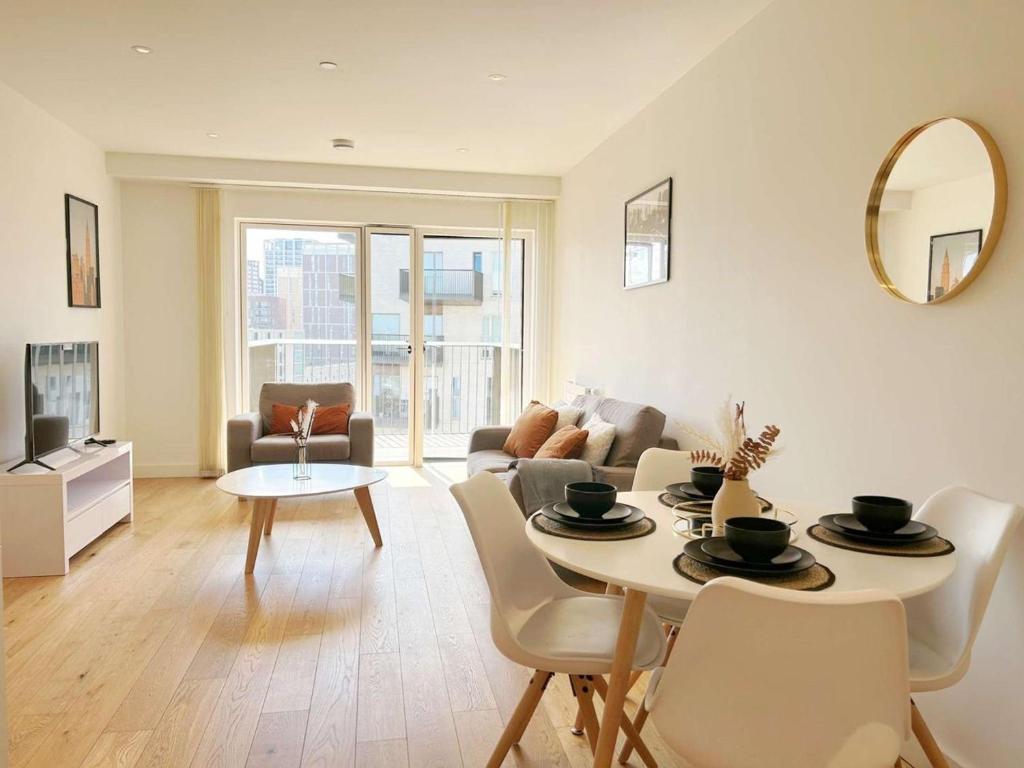 a living room with a table and a couch at Charming 1-Bed Apartment in London in London