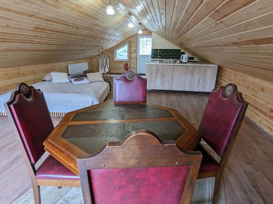 Posezení v ubytování Unforgettable attic with balcony in Borjomi