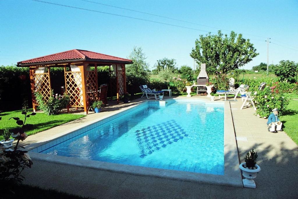 una piscina en un patio con cenador en 3 bedrooms villa with private pool enclosed garden and wifi at Umag 1 km away from the beach, en Umag