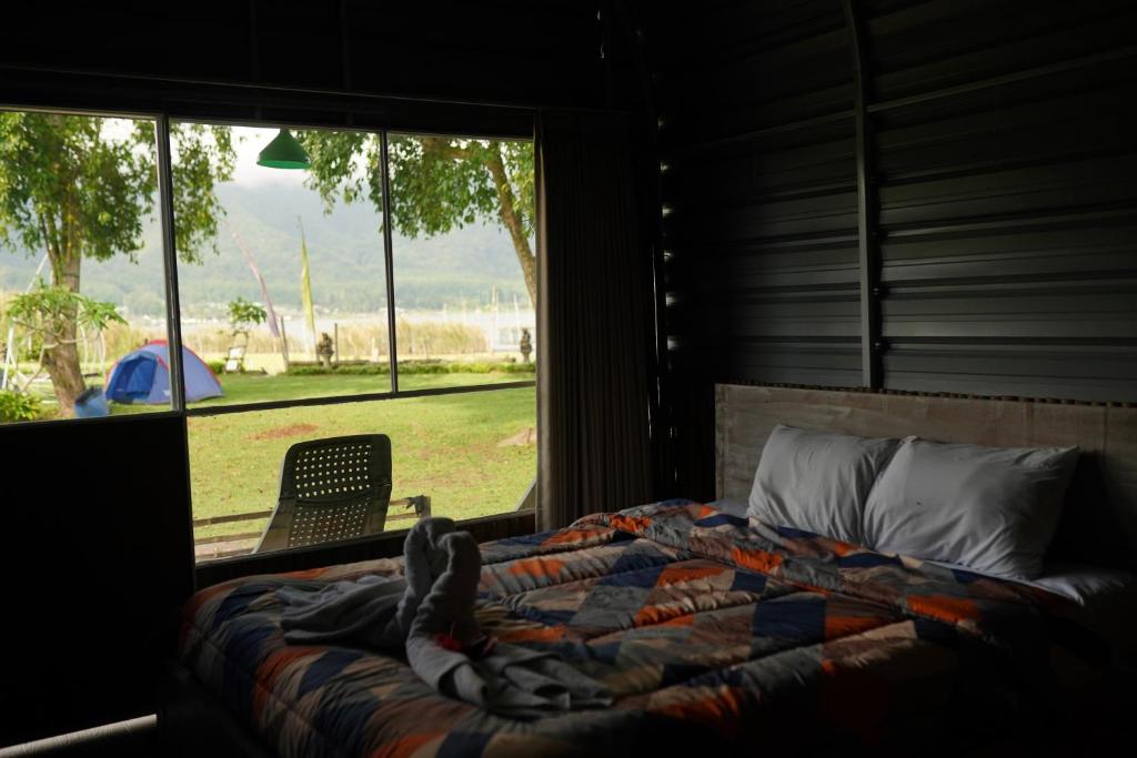 Postel nebo postele na pokoji v ubytování Bali Strawberry Glamping and Camp Bedugul