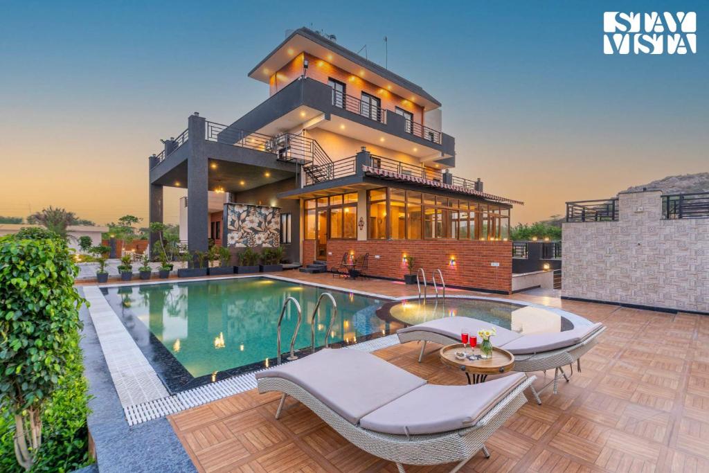 Bazén v ubytování StayVista's Shivoham Farms - Mountain-View Villa with Outdoor Pool, Lawn, and Terrace nebo v jeho okolí