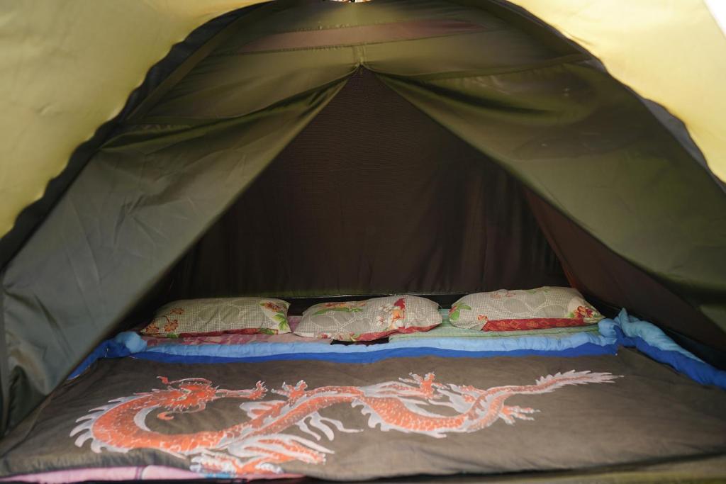 Postel nebo postele na pokoji v ubytování Bali Strawberry Glamping and Camp Bedugul
