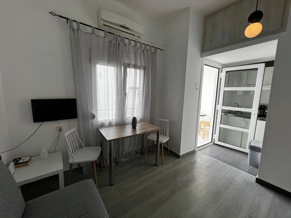 TV a/nebo společenská místnost v ubytování Myrtos Cosy Apartments