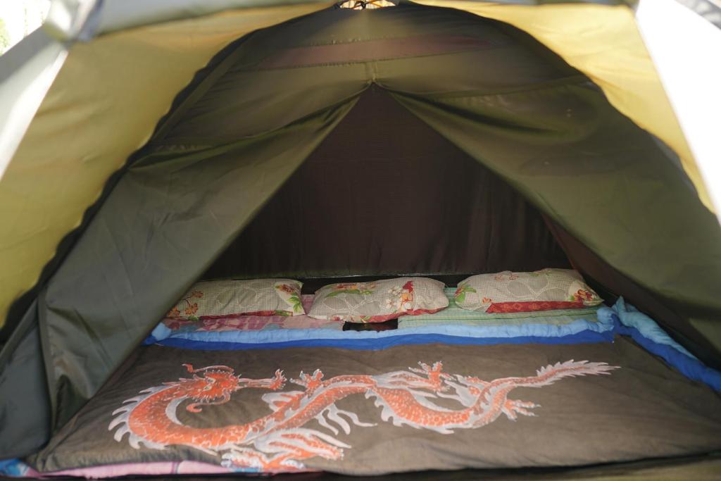 Postel nebo postele na pokoji v ubytování Bali Strawberry Glamping and Camp Bedugul
