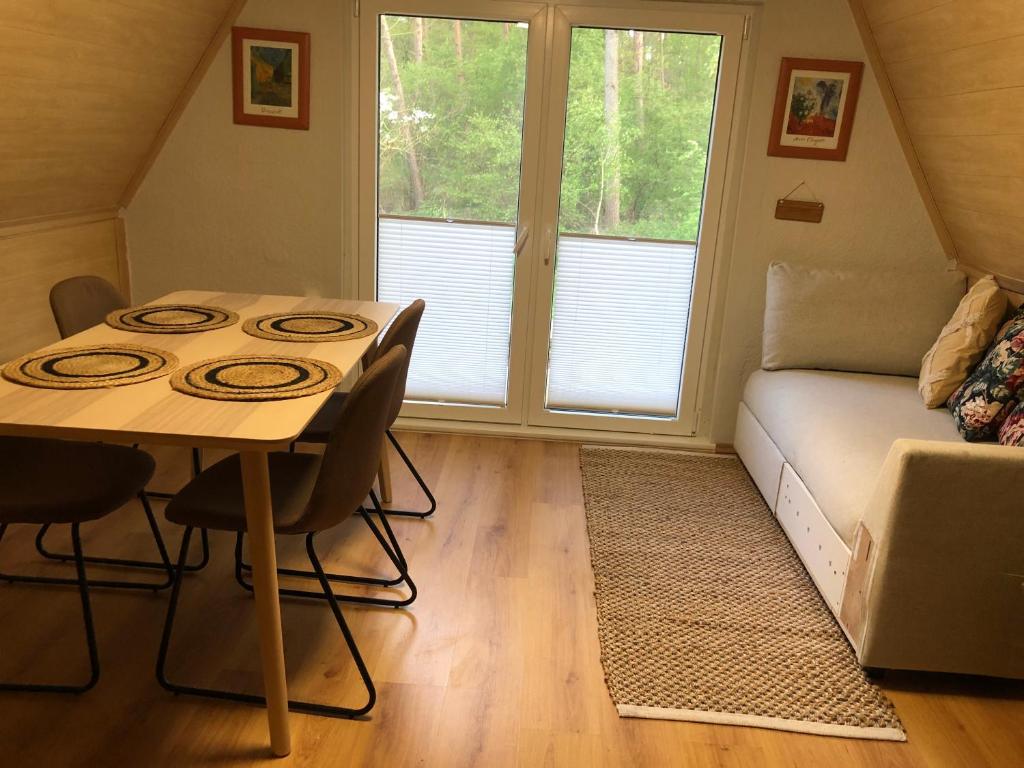 的住宿－Ferienhaus Plöwen MV，一个带桌子和沙发的小客厅