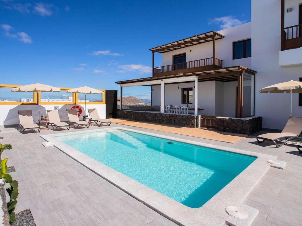 eine Villa mit Swimmingpool und ein Haus in der Unterkunft Villa Verol La Vegueta Villas in Tinajo