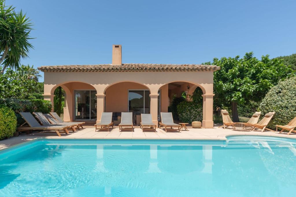 willa z basenem przed domem w obiekcie VILLA NIKKi w Saint-Tropez