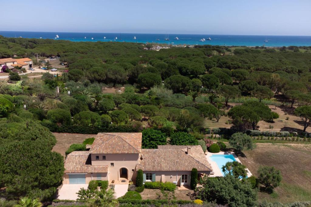 une vue aérienne d'une maison avec piscine et l'océan dans l'établissement VILLA NIKKi, à Saint-Tropez