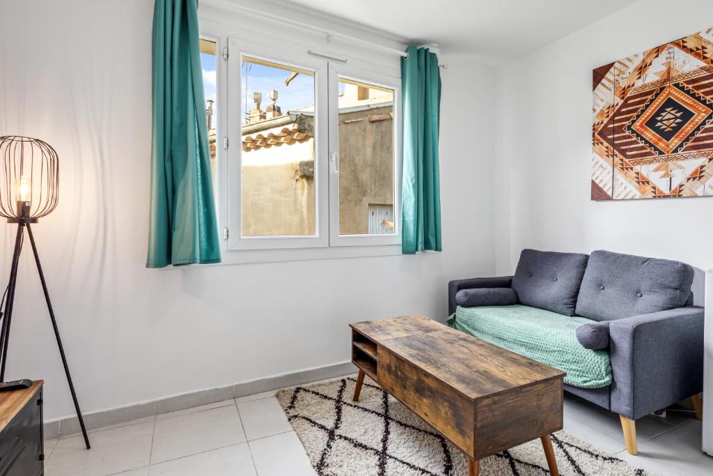 - un salon avec un canapé bleu et une table dans l'établissement 4 - Historic Heart - Cathedral, à Béziers