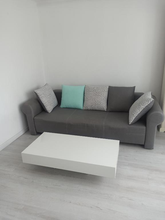 sala de estar con sofá y mesa de centro blanca en Mieszkanie w centrum Nowej Soli, en Nowa Sól