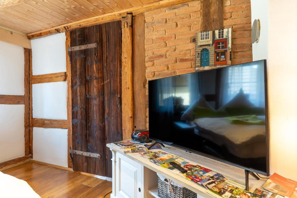 TV a/nebo společenská místnost v ubytování Schwarzwaldstübchen nähe Europapark