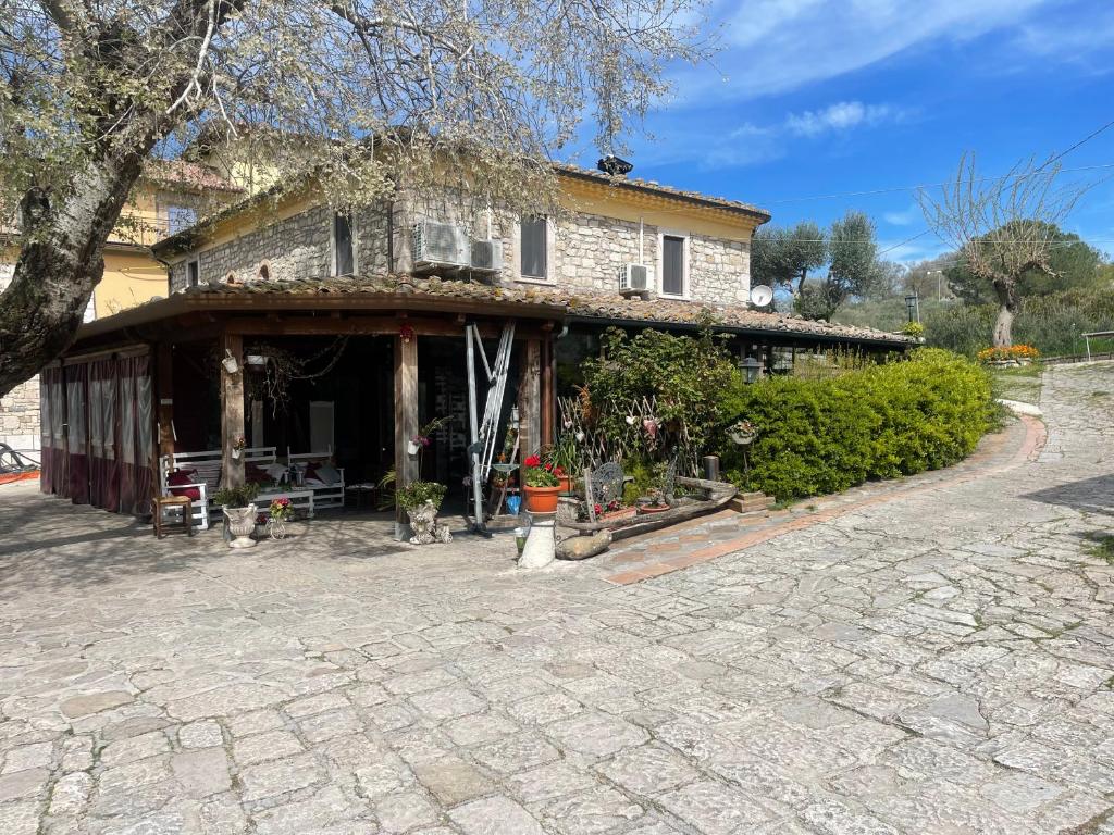 ein Haus mit einer Veranda und einer Terrasse in der Unterkunft Azienda agrituristica Di Fiore in Morcone