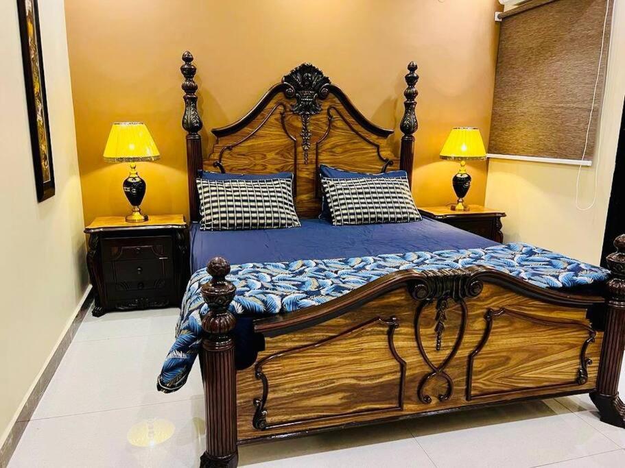 Tempat tidur dalam kamar di 203-NEXT INN Two Bedroom condo with free parking