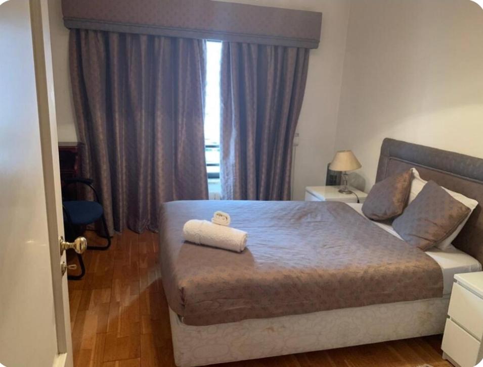 Un dormitorio con una cama con una toalla. en Aconchegante Quarto Casal, en Lisboa