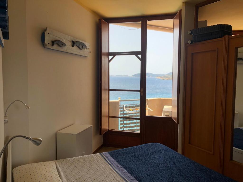 1 dormitorio con ventana y vistas al océano en orizzonte mare, en Teulada