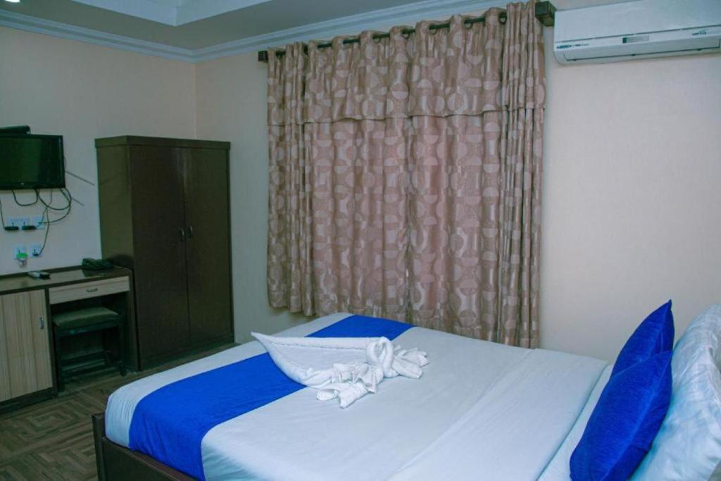 Postel nebo postele na pokoji v ubytování Taj Residency Pokhara