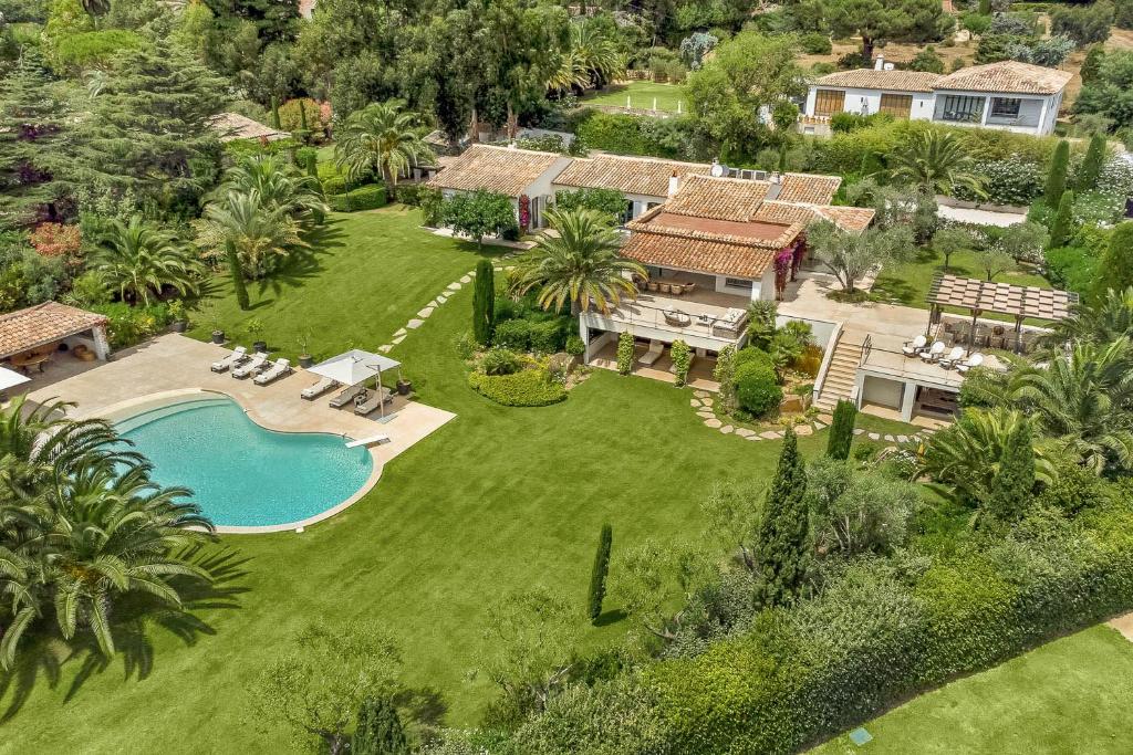 une vue aérienne d'une maison avec piscine dans l'établissement Villa Moutte, à Saint-Tropez