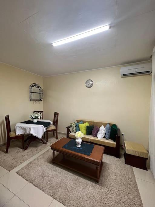 クリビにあるÉvasion Marine à Kribiのソファとテーブルのあるリビングルーム