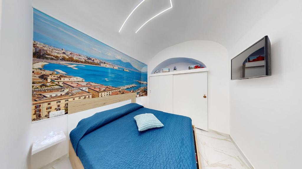 Un dormitorio con una cama azul y una pintura en la pared en Vesuvius Home, en Nápoles