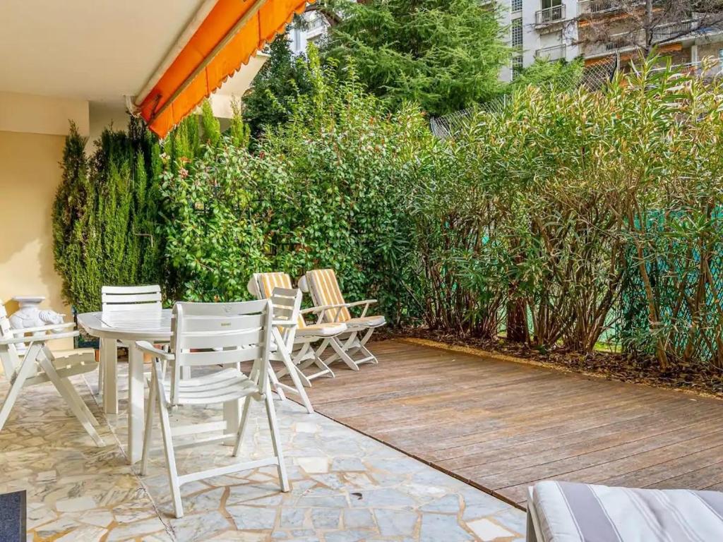 un patio avec des chaises et une table et une clôture dans l'établissement Résidence Fleurie One Bedroom Apartment, à Cannes