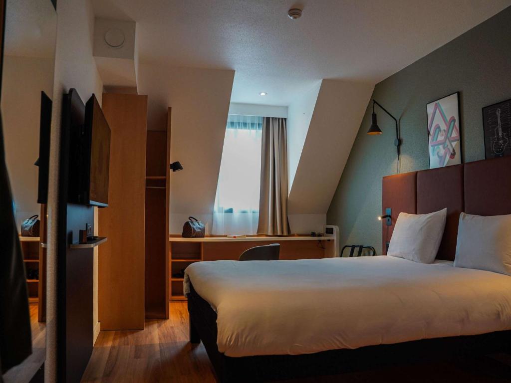 Кровать или кровати в номере ibis Bayeux Port En Bessin